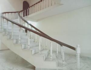 克久拉霍大理石宫酒店的房屋内带木栏杆的白色楼梯