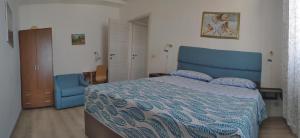 安科纳CASA BILO的一间卧室配有蓝色的床和蓝色椅子