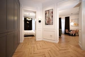 贝尔格莱德Luxury Apartments Donostia & Iruña的客房设有带木地板的走廊和一间卧室。