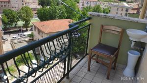 安科纳CASA BILO的阳台配有椅子、水槽和卫生间。