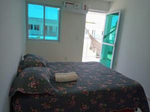雅克南Duplex Paraíba Litoral Sul Jacumã Acesso as Melhores Praias do Brasil的一间卧室,配有一张带钱包的床