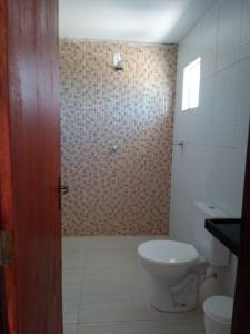 雅克南Duplex Paraíba Litoral Sul Jacumã Acesso as Melhores Praias do Brasil的一间带卫生间和水槽的浴室