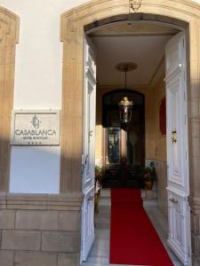利纳雷斯HOTEL CASABLANCA BOUTIQUE的建筑物入口处的红地毯
