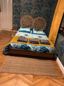 枫丹白露Appartement centre Fontainebleau的一间卧室配有一张带木制床头板和地毯的床。