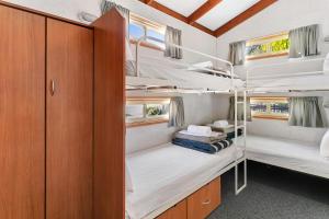 莫阿马墨累河假日公园酒店的一间卧室配有双层床。