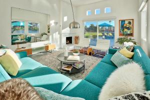 棕榈泉Casa Agave Palm Springs的客厅配有蓝色的沙发和桌子
