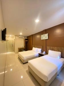 劳勿哲莱酒店@劳勿，彭亨的酒店客房带两张床和一间浴室