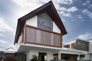 库塔The Calna Villa Bali的白色和棕色的房屋