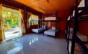吉仙Cat Tien Backpackers Hostel的客房设有双层床和窗户。