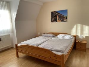 巴特塞森多夫Fewo Haus Piepenbreier的一间卧室,卧室内配有一张木床