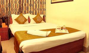 加尔各答Shila International的酒店客房,配有带两条毛巾的床