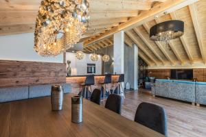 采尔马特海米祖思和埃瑞米尔酒店及Spa的一间带桌椅和吊灯的用餐室