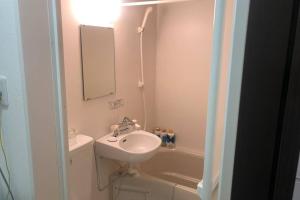 高松玉藻本町103的浴室配有盥洗盆、镜子和浴缸