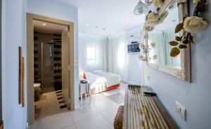 海法贝特咖里姆精品酒店的小房间设有一张床和一间浴室