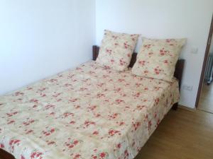 4 bedrooms house with furnished terrace at Marisel客房内的一张或多张床位