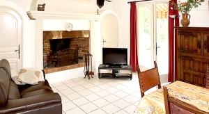 拉戈德Villa de 4 chambres avec piscine privee jardin clos et wifi a La Gaude的带沙发和壁炉的客厅