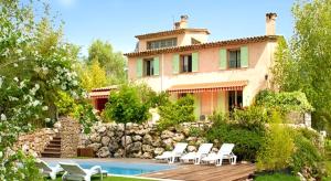 拉戈德Villa de 4 chambres avec piscine privee jardin clos et wifi a La Gaude的游泳池旁的房屋,有一堆椅子