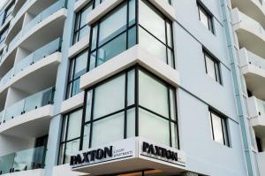 伊丽莎白港Paxton Luxury Apartments self-catering的建筑的外墙,上面有修道院标志