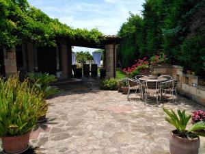 圣维托诺曼3 bedrooms villa with private pool enclosed garden and wifi at San Vito dei Normanni 9 km away from the beach的庭院配有桌椅和植物