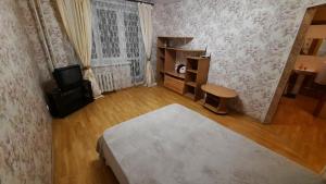 乌法комфортная 2 комнатная квартира возле Аквапарка на Комсомольской 148的小房间设有一张床和一台电视机