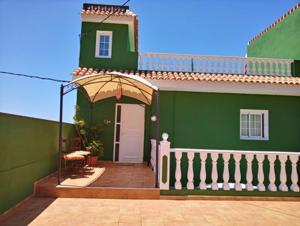 拉奥罗塔瓦2 bedrooms house with sea view and terrace at La Orotava 7 km away from the beach的绿色的房子,有白色的门和门廊