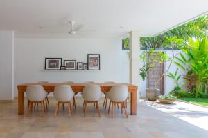 JasriVilla Coconutdream的一间带木桌和椅子的用餐室