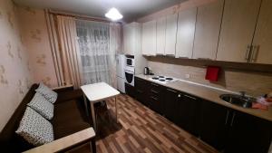 乌法комфортная 2 комнатная квартира возле Аквапарка на Комсомольской 148的一间带水槽和炉灶的小厨房