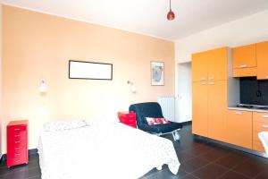 Cosy Studio in the Heart of Nicolosi 30 m² with Parking Included的电视和/或娱乐中心