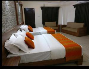 埃尔讷古勒姆HISHAM SUITES的配有两张床垫的酒店客房内的两张床
