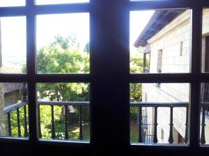 桑提亚纳德玛帕拉多德桑提拉纳吉尔布拉斯酒店的开放式窗户,眺望着庭院