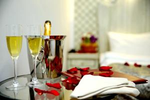 鄂木斯克朱可夫宾馆的两杯玫瑰花桌上的葡萄酒
