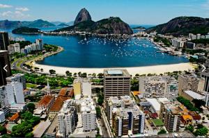 里约热内卢BAMBINA HOTEL -Adultos Somente的享有城市的空中景色,拥有海滩和建筑