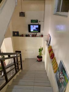 碧瑶西斯科旅馆的楼梯,在墙上配有电视