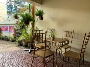 碧瑶西斯科旅馆的植物间里的桌椅
