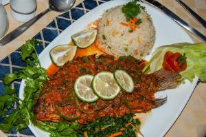 内罗毕内罗毕卡哈马酒店的一块食物,有肉,米和蔬菜