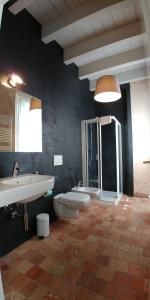伦诺巴尔毕尼诺住宿加早餐旅馆的浴室设有2个卫生间、水槽和浴缸。