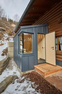 萨尔巴赫FIVE SEASONS - Hideaway Saalbach的一间设有蓝色门和冰箱的小房子