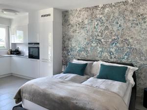 阿斯科纳Bijou Lido Golf的一间卧室配有一张大床和壁画