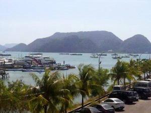 瓜埠Geopark Hotel Kuah Langkawi的享有海港和水中船只的景色