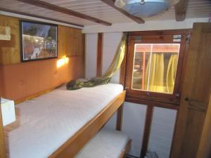 乌马格Boat & breakfast的小房间设有两张双层床和窗户