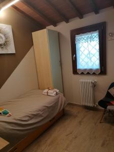 蒙泰卢波菲奥伦蒂诺La Casa delle Rondini的一间小卧室,配有床和窗户