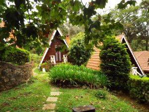 蒙特韦尔迪Pousada Perola da Mantiqueira的花园中的小房子