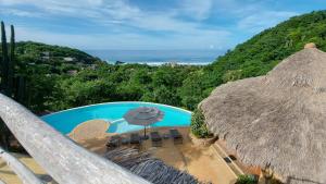 马祖特OceanoMar的享有带遮阳伞的游泳池的景色