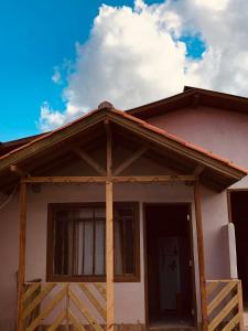 乌鲁比西Casa da Vó Adelina的正在建造一个有屋顶的房子