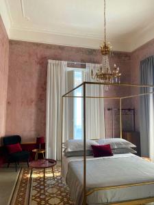 San Giuseppe VesuvianoRaphaëlle Relais的一间卧室配有一张床和一个吊灯