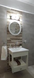 马德普拉塔Departamento centro mdp calle belgrano的一间带水槽和镜子的浴室