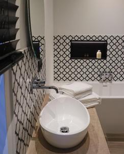 聚滕达尔B&B Punto Vélo的浴室配有白色水槽和卫生间。