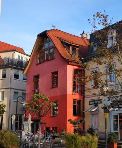 罗伊特林根charmante Pension zentral的红色的建筑,有红色的屋顶