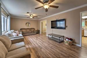 布尔海德市Updated Family Home - 2 Blocks to Colorado River!的带沙发和平面电视的客厅