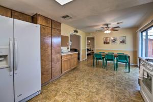 布尔海德市Updated Family Home - 2 Blocks to Colorado River!的厨房配有白色冰箱和绿色椅子